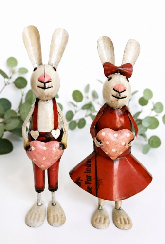VICTOR AND VALERIE RABBITS HOLDING HEARTS *NEW* AVAIL DEC 2026